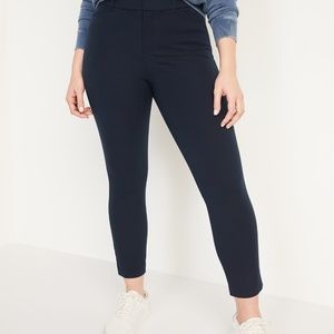 NWOT Old Navy Mid-Waist Pixie Ankle Pant in the Navy, Size 0